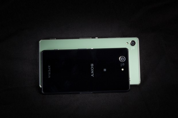 Die Rückseiten des Xperia Z3 Compact und Xperia Z3 (Bild: Fabian Hamacher/Golem.de)